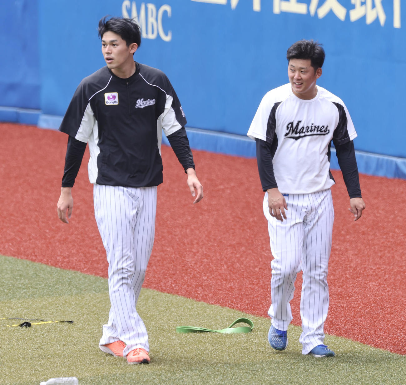 ロッテ対西武　試合前練習、ロッテ佐々木朗（左）は鈴木とともに汗を流す（撮影・垰建太）