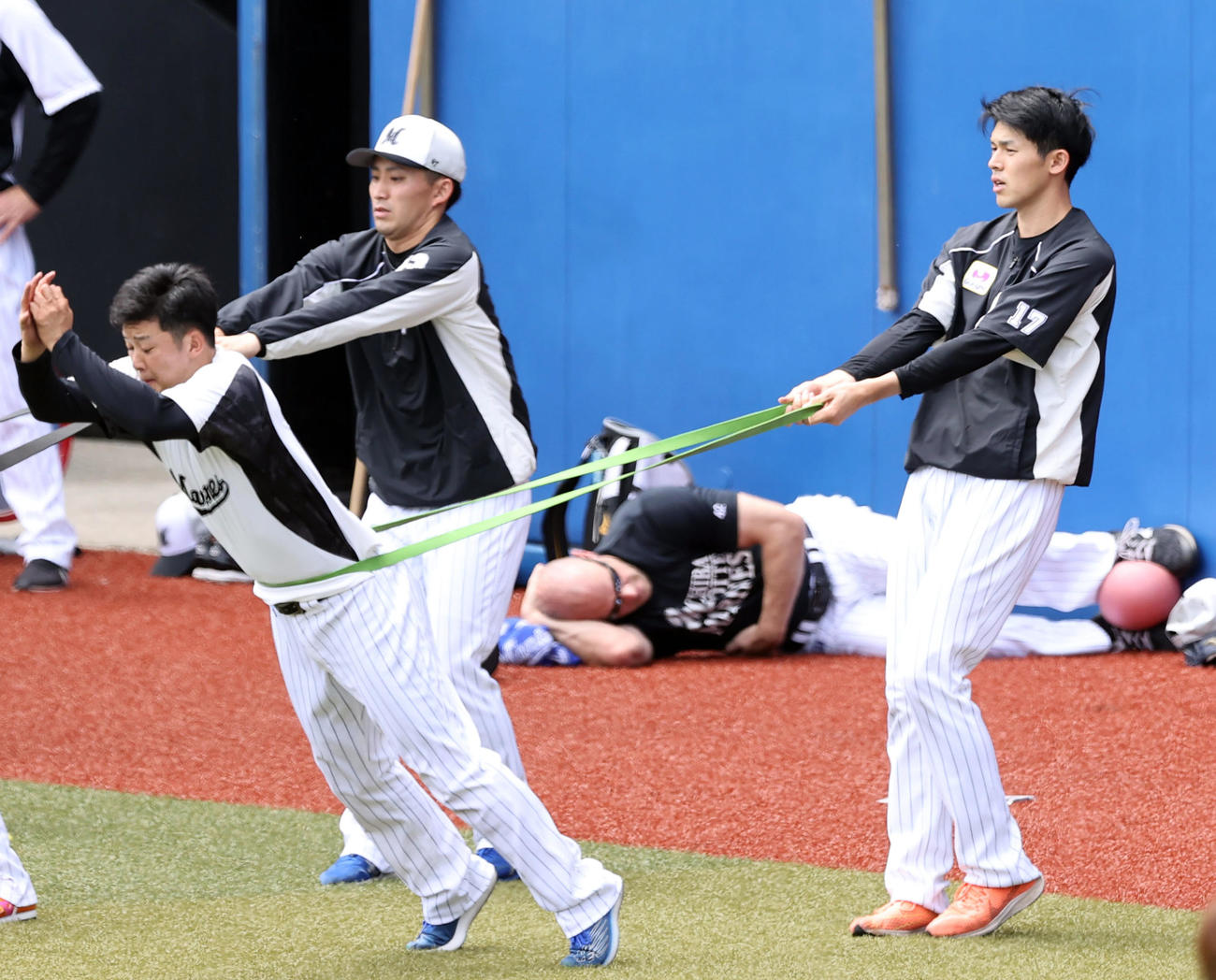 ロッテ対西武　試合前練習、ロッテ佐々木朗（右）は鈴木とともに汗を流す（撮影・垰建太）