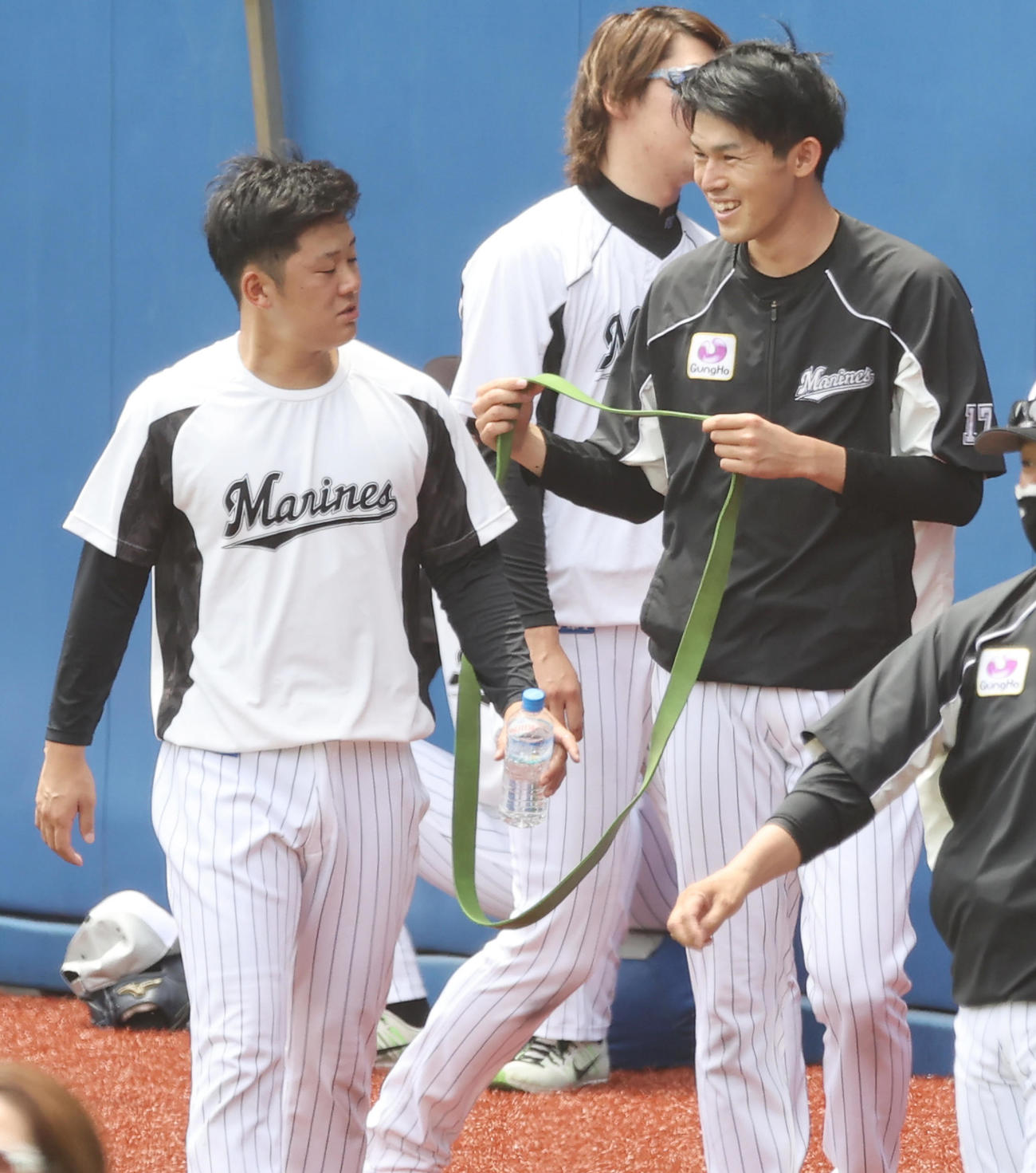 ロッテ対西武　試合前練習、ロッテ佐々木朗（右）はたすきのようなチューブを鈴木にかける（撮影・垰建太）