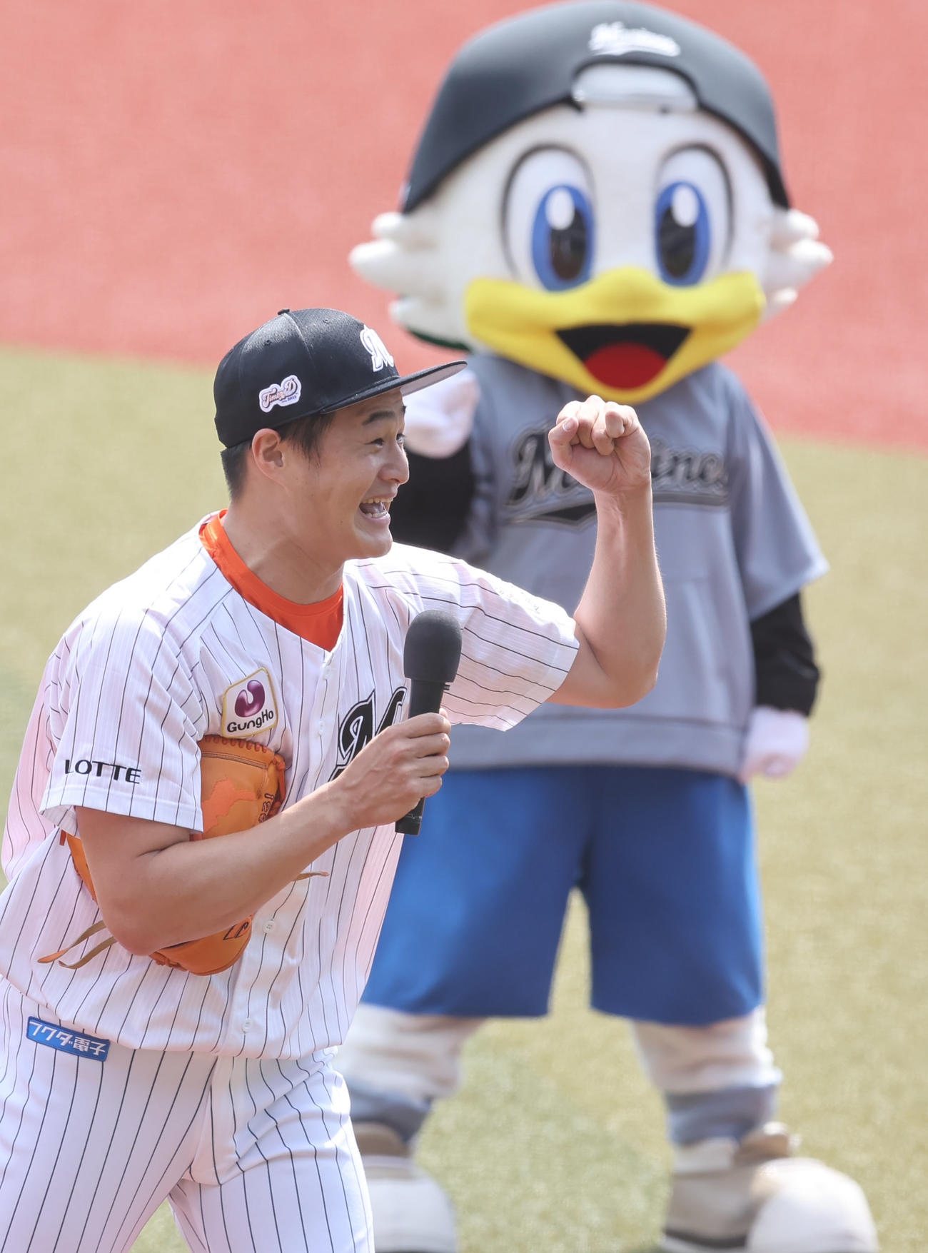 ロッテ対西武　始球式を終えロッテベンチに「やればできる！」と鼓舞するティモンディの高岸宏行（撮影・垰建太）