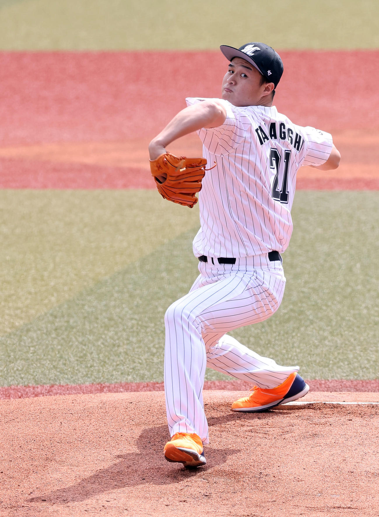 ロッテ対西武　試合前、始球式で力投するティモンディの高岸宏行（撮影・垰建太）