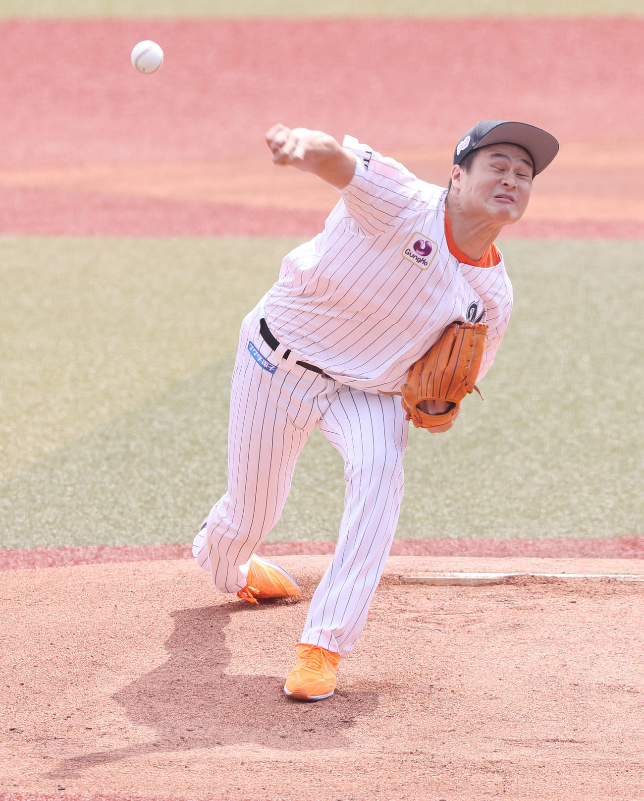 ロッテ対西武　試合前、始球式で力投するティモンディの高岸宏行（撮影・垰建太）