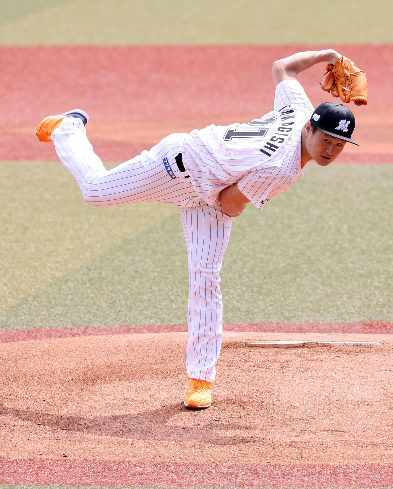 ロッテ対西武　試合前、始球式で力投するティモンディの高岸宏行（撮影・垰建太）