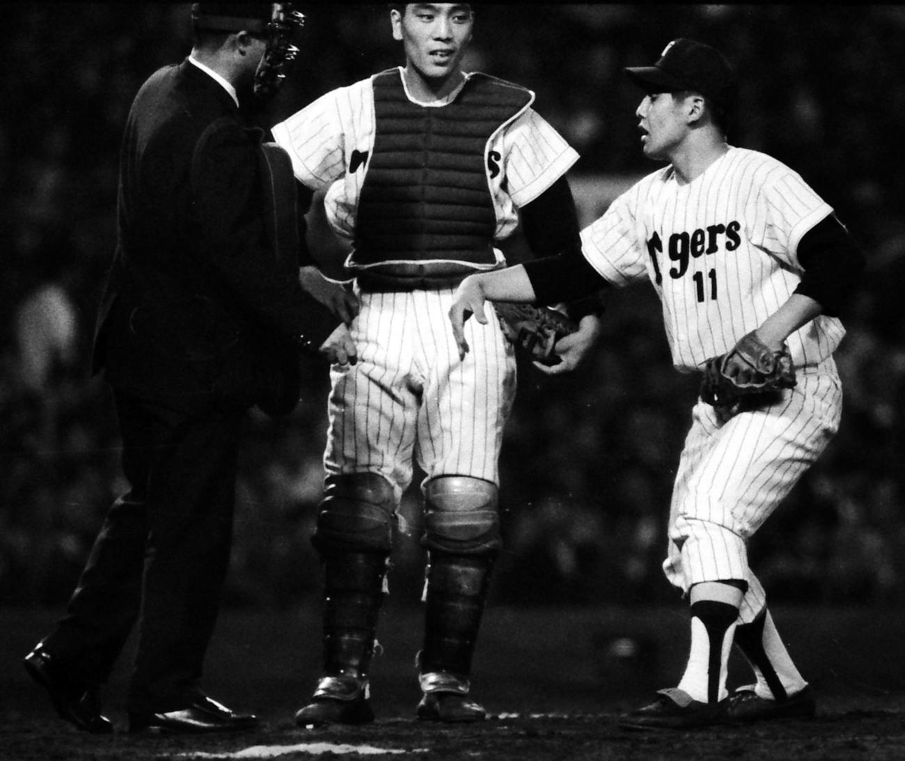阪神対巨人8回戦　審判に抗議する村山実。中央は辻佳紀（1964年5月26日撮影）