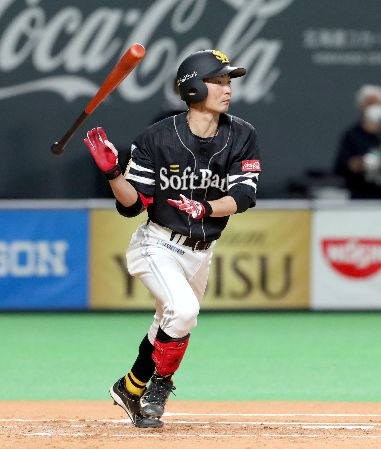 日本ハム対ソフトバンク　2回表ソフトバンク無死一、二塁、明石は先制となる右前適時打を放つ（撮影・佐藤翔太）