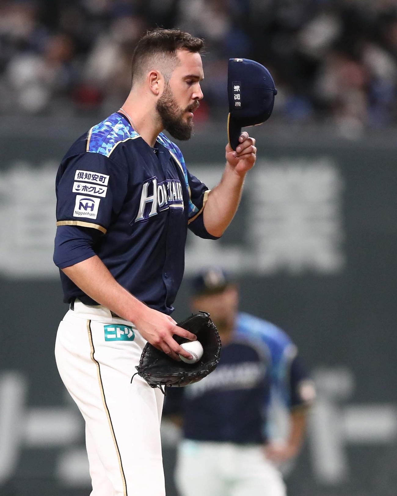 日本ハム対ソフトバンク　3回表、走者を背負い渋い表情のバーヘイゲン（撮影・黒川智章）