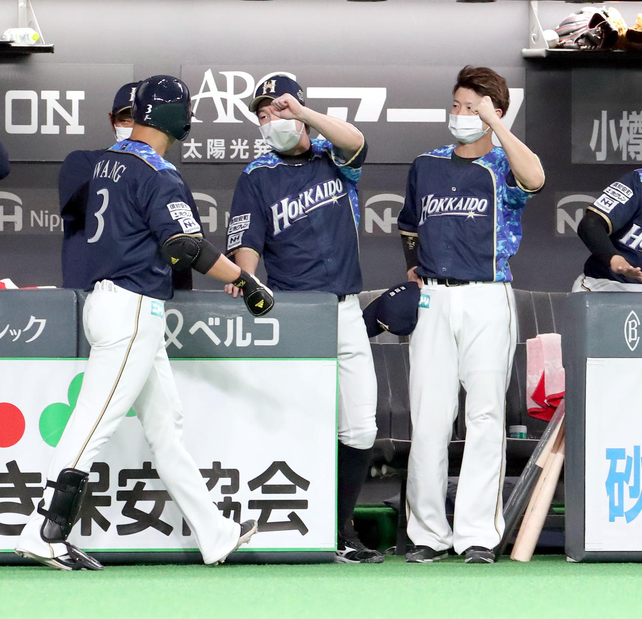 日本ハム対ソフトバンク　4回裏日本ハム無死一塁、右越え2点本塁打打を放った王柏融を出迎える渡辺と西川（右）（撮影・佐藤翔太）