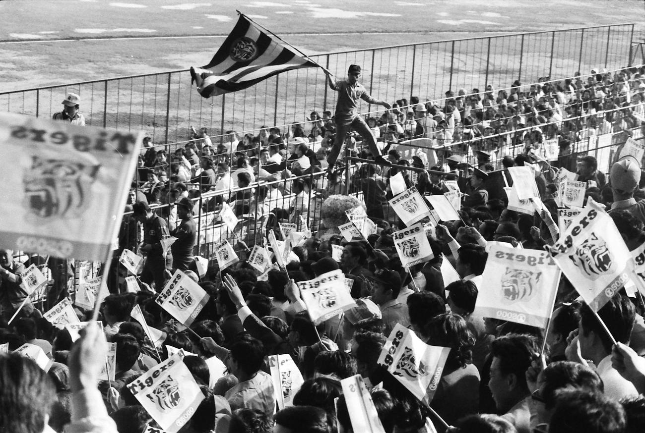 阪神対巨人26回戦　一塁内野席で応援する阪神ファンら（1973年10月22日撮影）