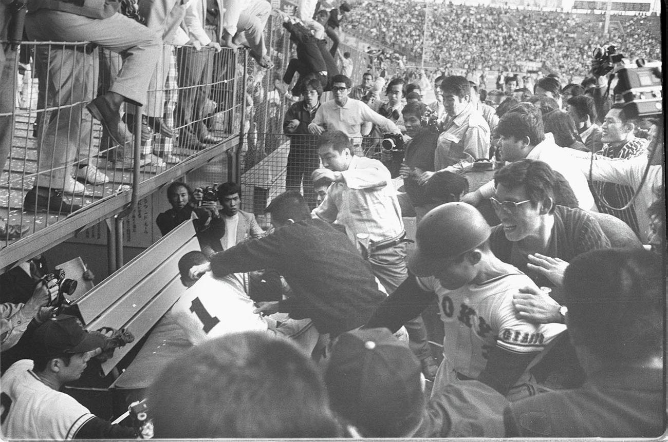 73年10月22日、巨人は阪神を破りリーグ優勝を決めるもグラウンドになだれ込んだファンにベンチ前で殴られる王貞治