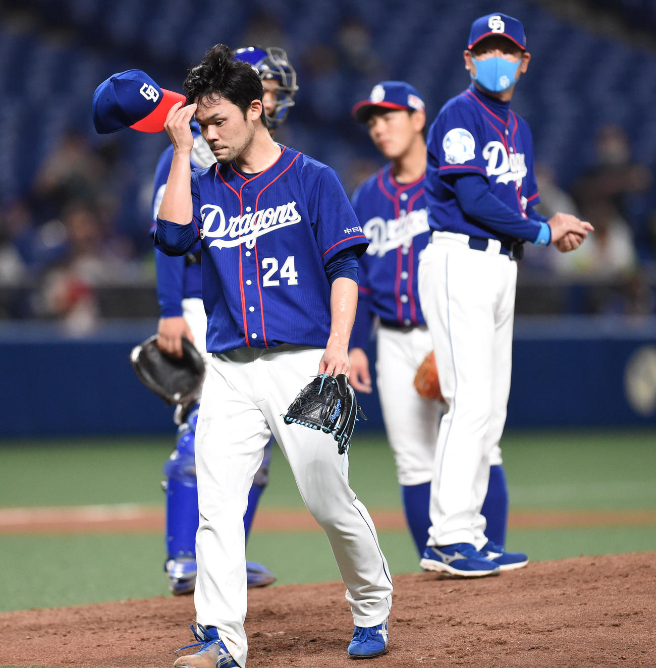 中日対ヤクルト　6回表ヤクルト1死満塁、マウンドを降りる中日先発の福谷（手前）（撮影・森本幸一）