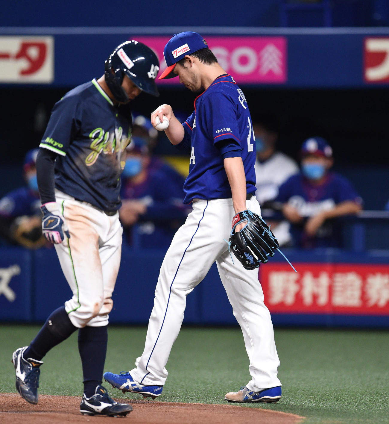 中日対ヤクルト　1回表ヤクルト1死一塁、山田に先制適時二塁打を打たれた中日先発の福谷（右）（撮影・森本幸一）