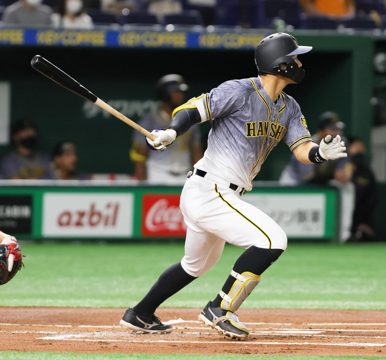 巨人対阪神　1回表阪神2死三塁、佐藤輝は左越え適時二塁打を放つ（撮影・足立雅史）