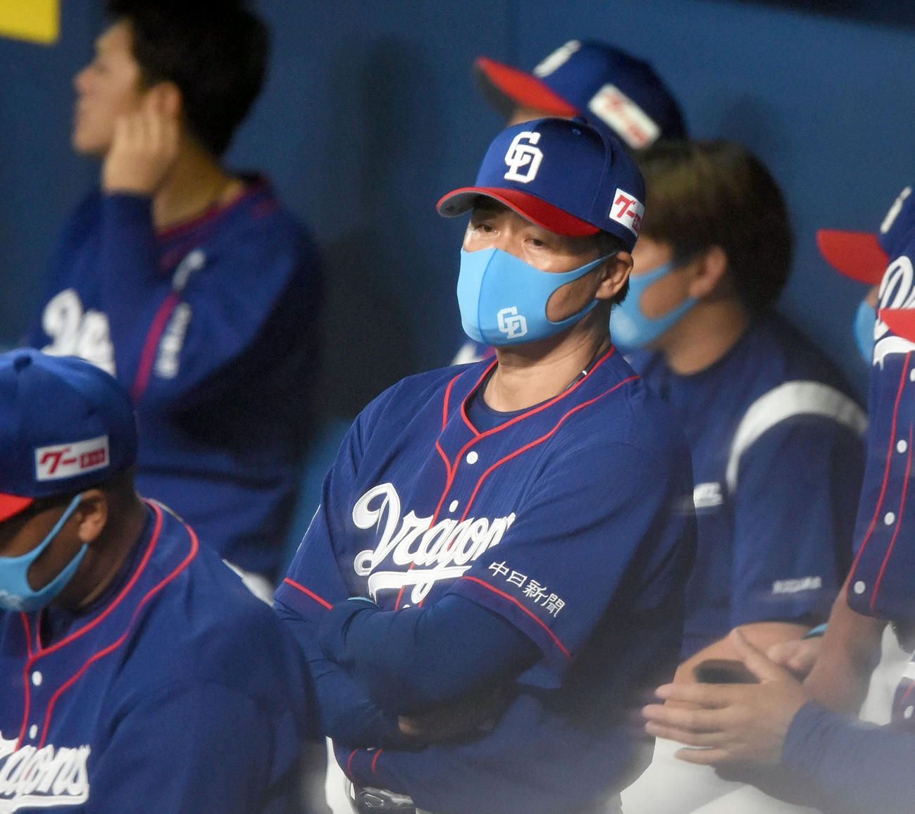9回裏、ベンチでさえない表情の与田監督（撮影・森本幸一）