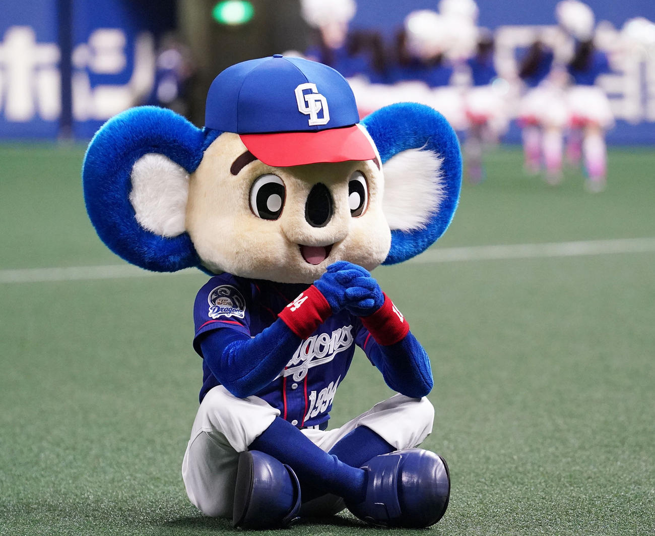 がっくりと座り込むドアラ（撮影・森本幸一）