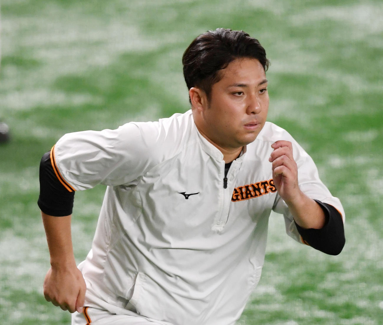 巨人対阪神　ダッシュをする巨人今村（撮影・横山健太）