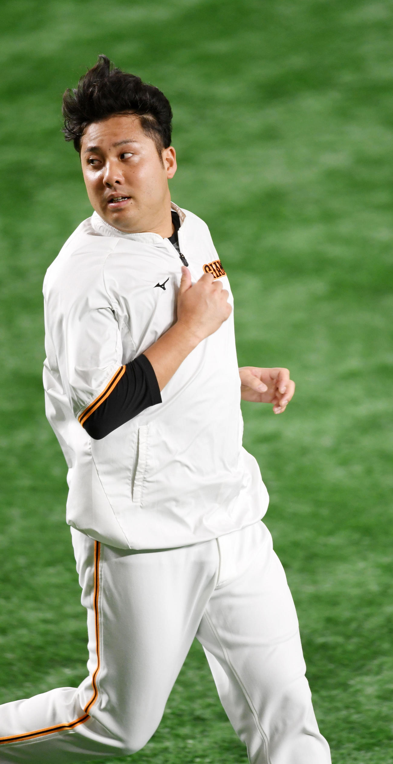 巨人対阪神　ダッシュをする巨人今村（撮影・横山健太）