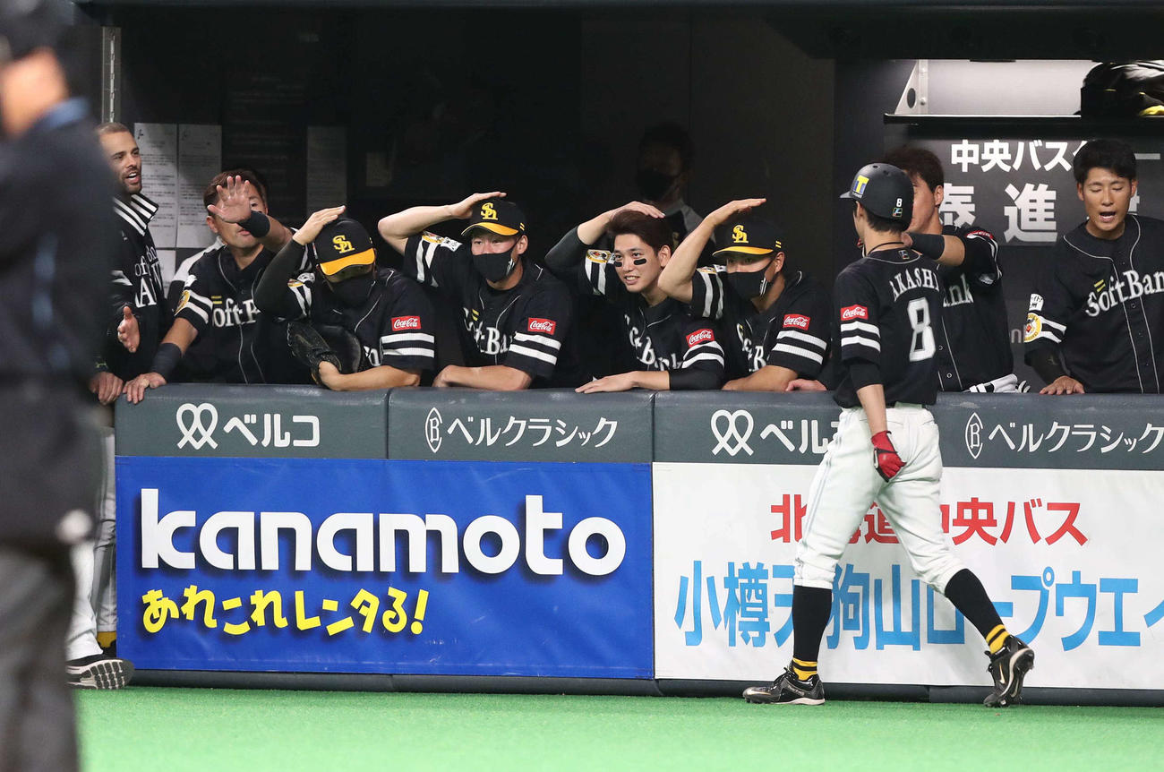 日本ハム対ソフトバンク　2回表、生還した明石を出迎えるナイン（撮影・黒川智章）