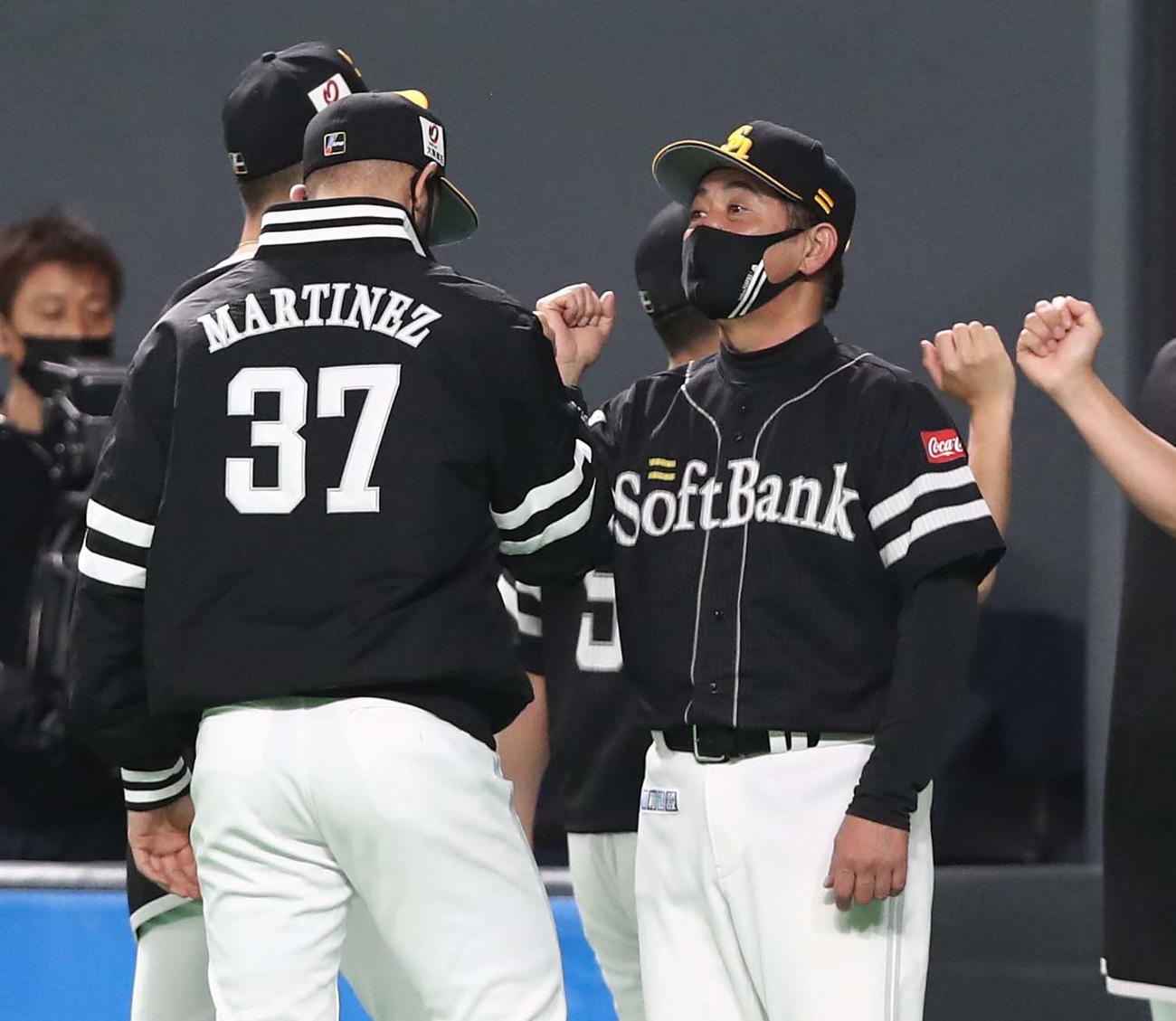 日本ハム対ソフトバンク　試合後、マルティネスを出迎える工藤監督（撮影・黒川智章）