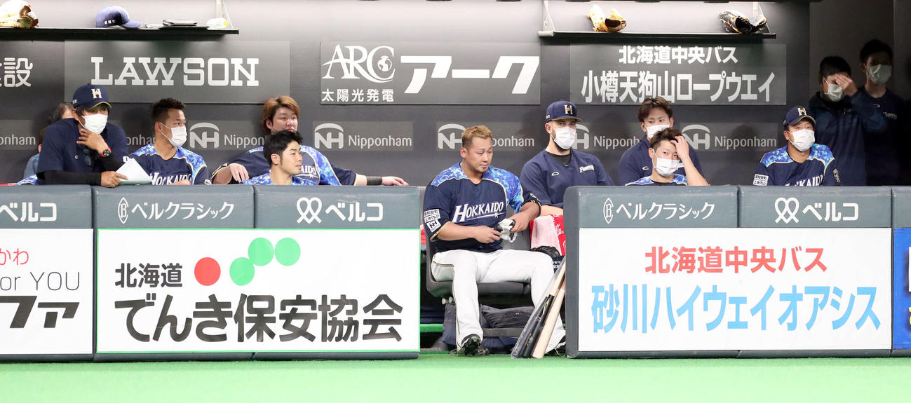 日本ハム対ソフトバンク　意気消沈の日本ハムベンチ（撮影・佐藤翔太）
