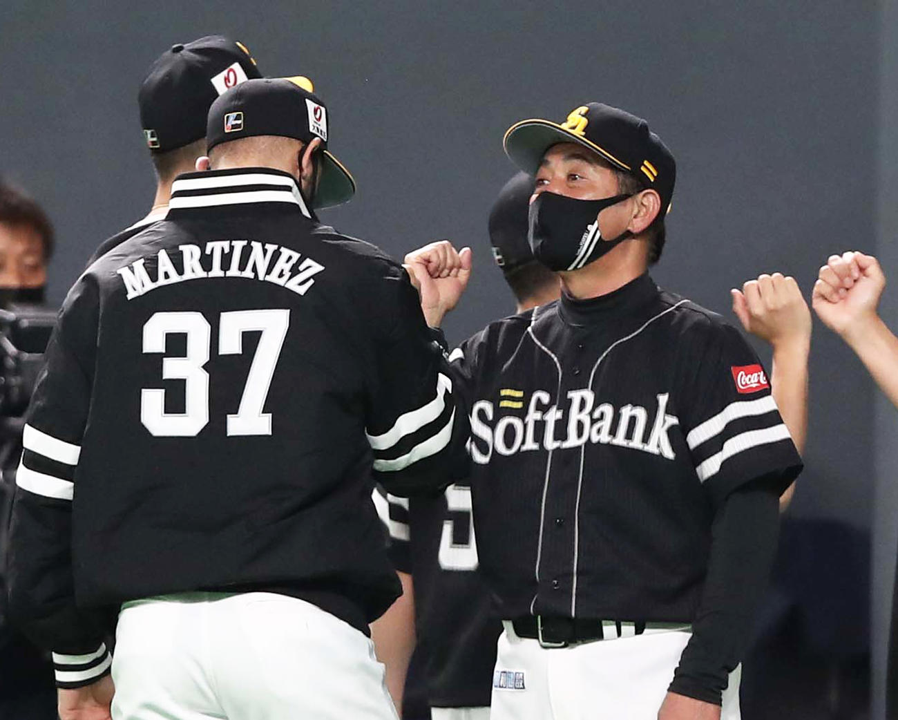 試合後、マルティネスを出迎える工藤監督（撮影・黒川智章）