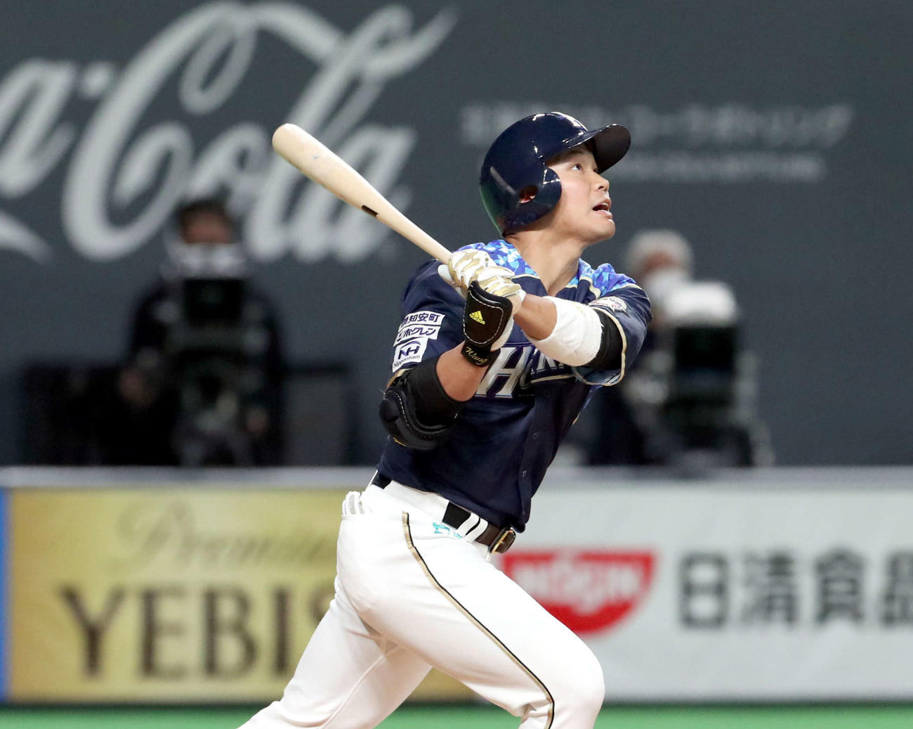 日本ハム対ソフトバンク　4回裏日本ハム無死一塁、王柏融は右越え2点本塁打打を放つ（撮影・佐藤翔太）