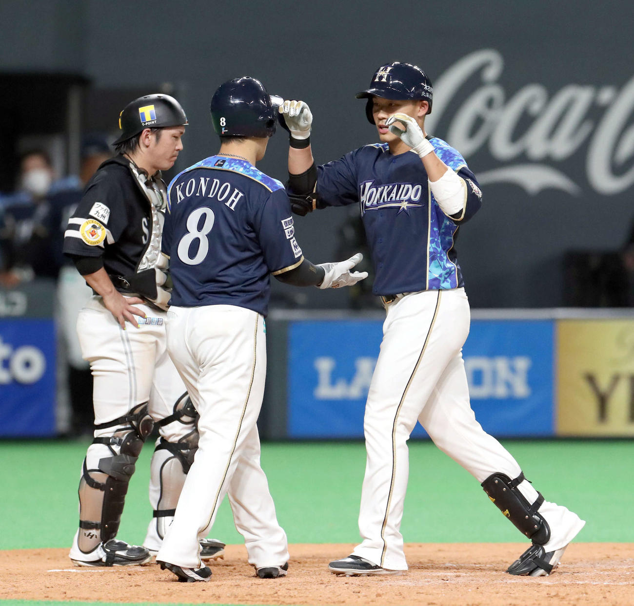 日本ハム対ソフトバンク　4回裏日本ハム無死一塁、右越え2点本塁打打を放ち近藤と喜び合う王柏融（撮影・佐藤翔太）