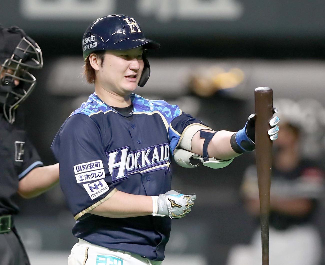 日本ハム対ソフトバンク　7回裏、三振に終わる渡辺（撮影・黒川智章）