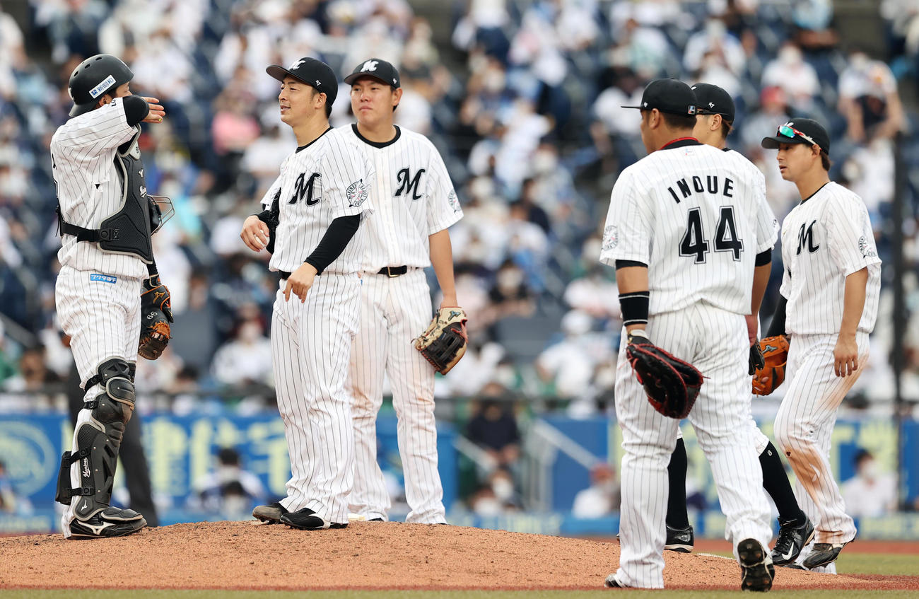 ロッテ対西武　8回表西武1死三塁、源田に適時打を許しマウンドの美馬（左から2人目）のもとに集まるナイン（撮影・垰建太）