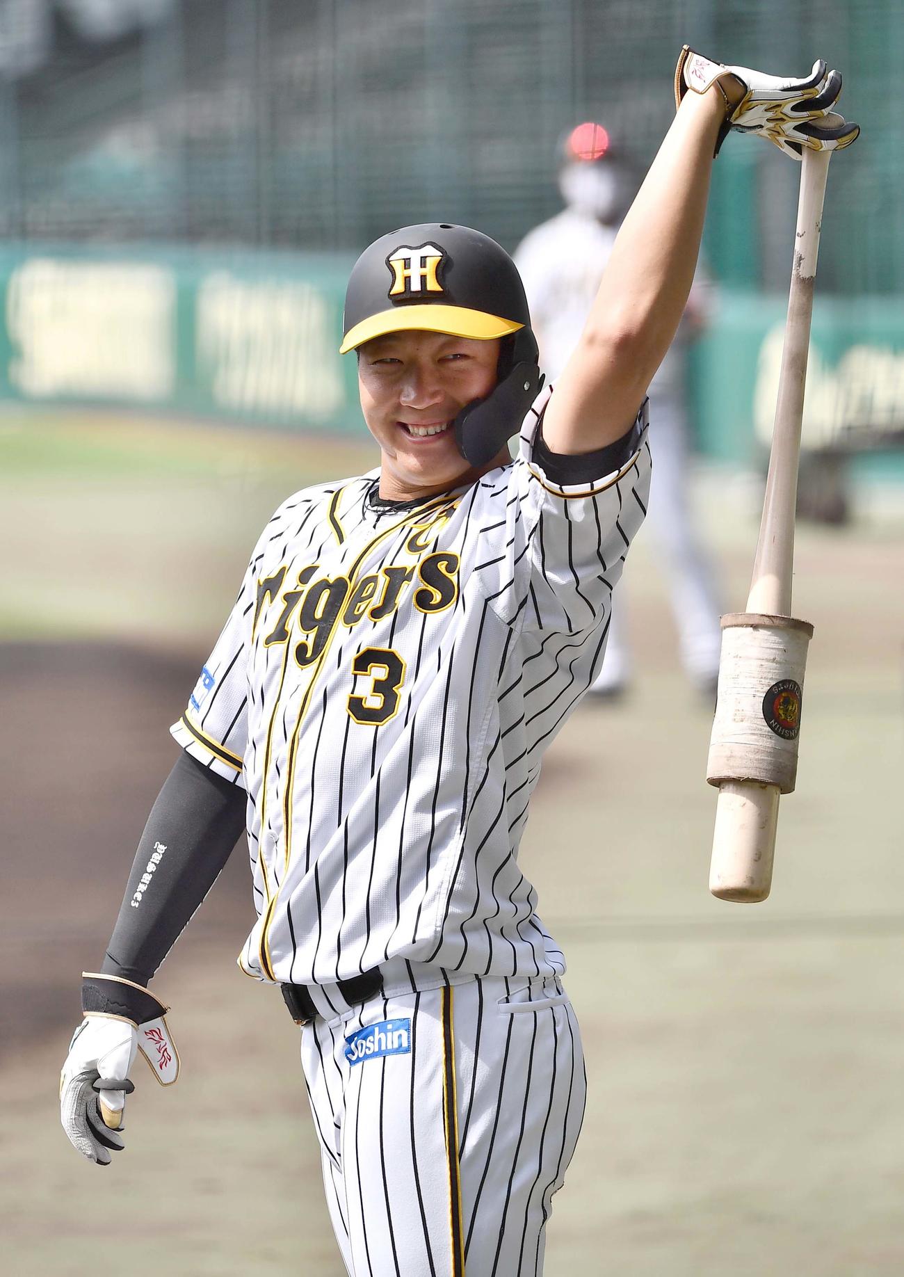 笑顔を見せながら練習に励む大山（撮影・上田博志）