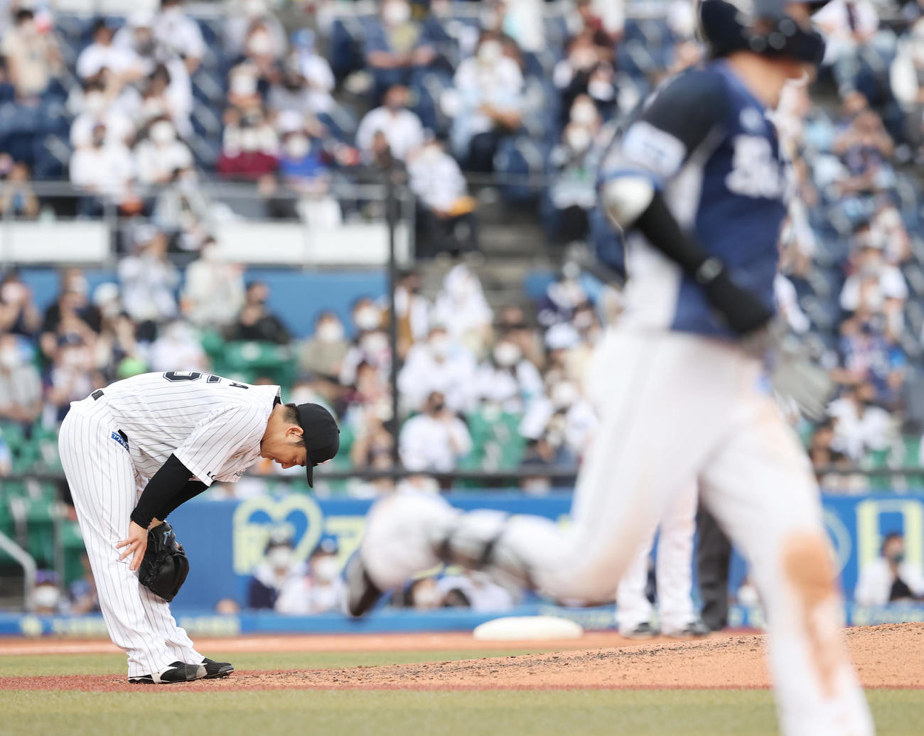 ロッテ対西武　8回表西武1死三塁、源田（手前）に先制の適時打を許しうつむく美馬（撮影・垰建太）