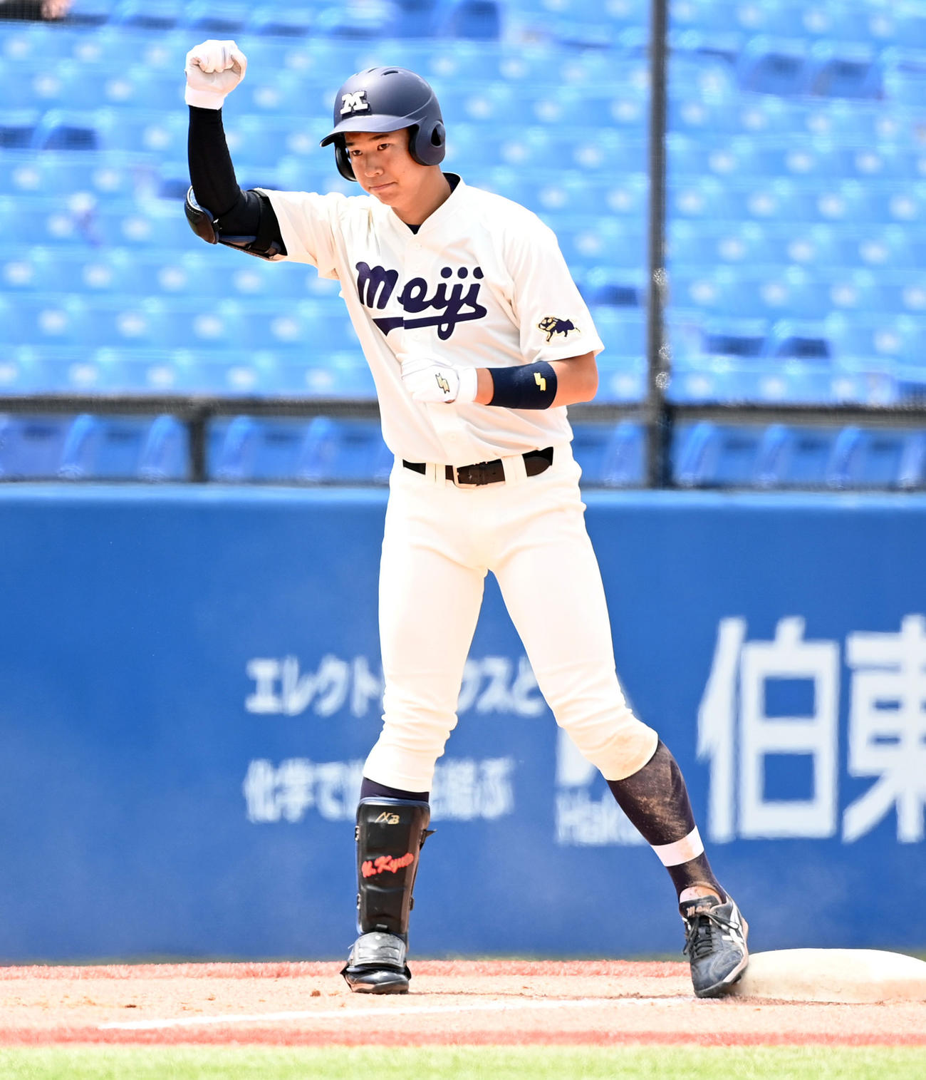 早大対明大　6回裏明大2死二、三塁、適時三塁打を放ちガッツポーズを決める上田（撮影・たえ見朱実）