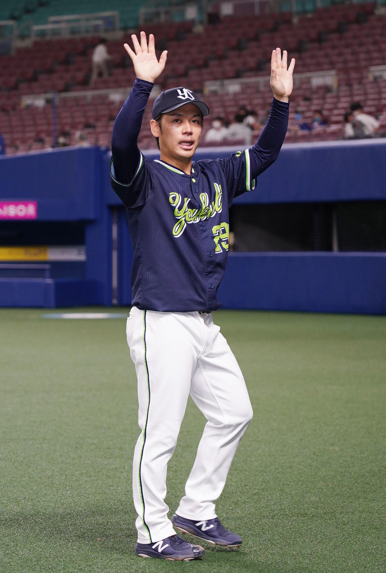 中日対ヤクルト　ヒーローインタビューを終えファンに手を振る小川（撮影・森本幸一）