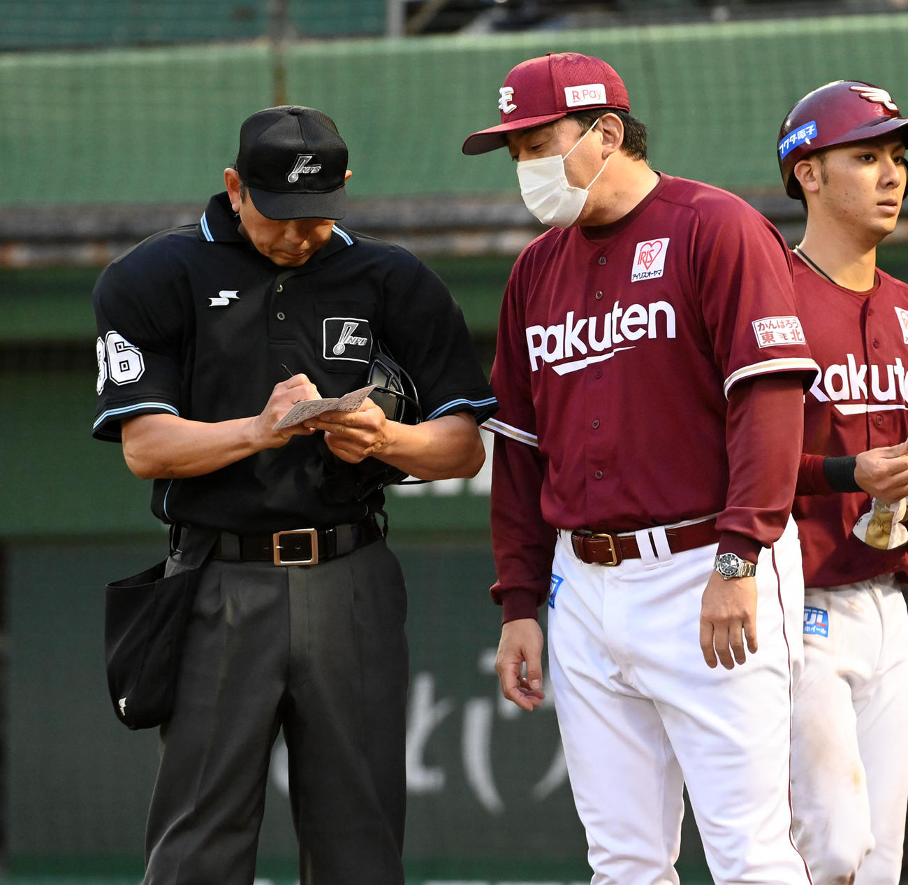オリックス対楽天　8回、田中将の交代を告げた石井監督（撮影・前岡正明）