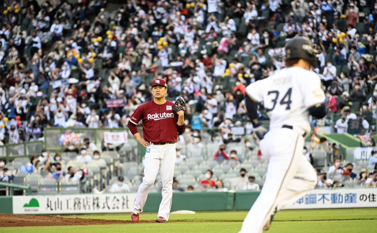 オリックス対楽天　6回裏オリックス1死一、二塁、吉田正尚に左越え3点本塁打を打たれがっくりする田中将（撮影・前岡正明）