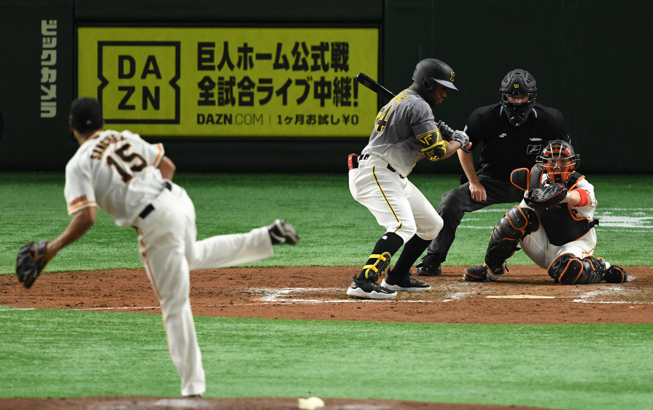 巨人対阪神　3回表阪神2死三塁、見逃し三振に倒れるロハス（撮影・横山健太）
