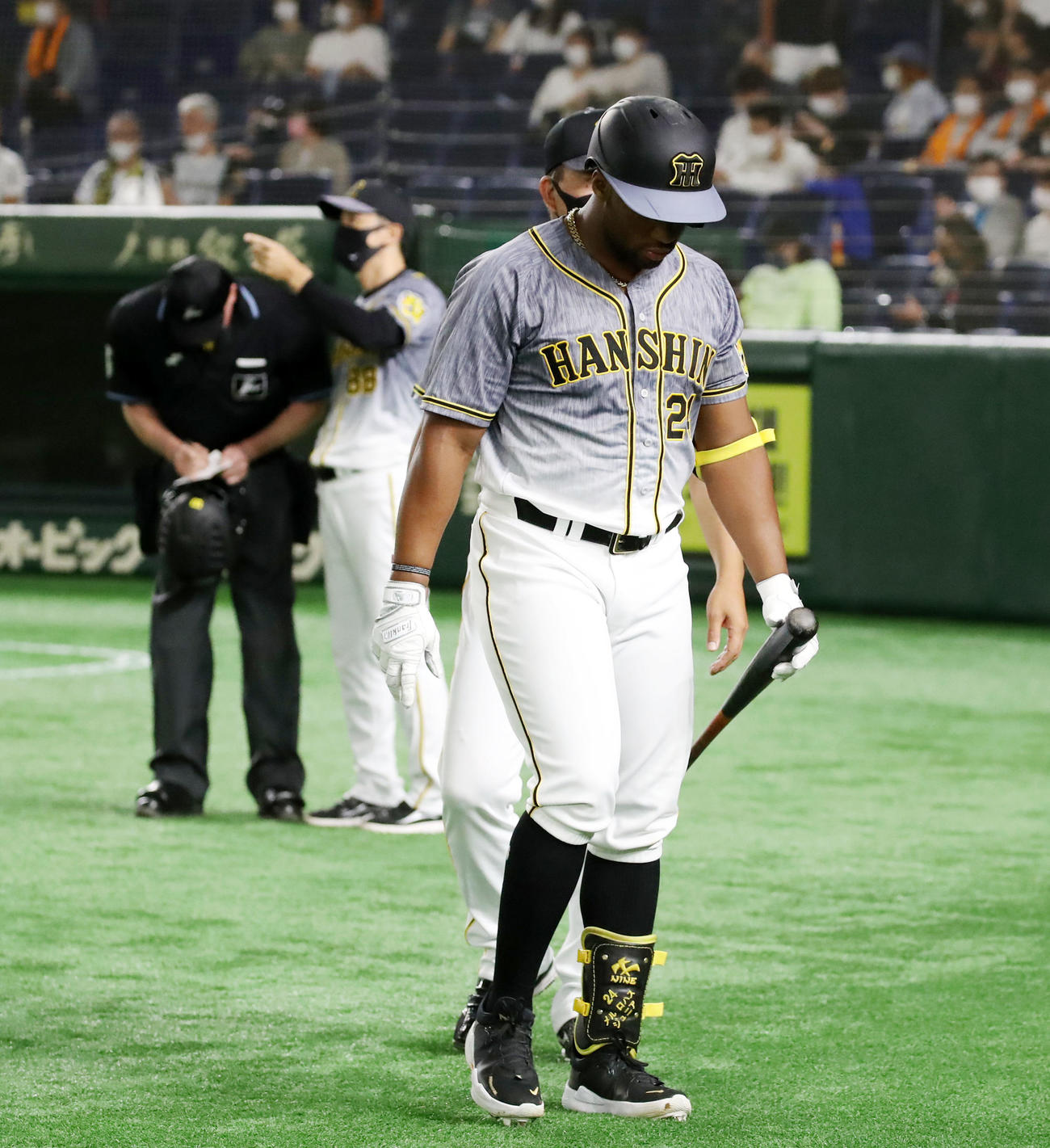 巨人対阪神　8回表阪神2死二塁、ロハスは見逃し三振に倒れベンチへ引き揚げる。左は交代を告げる矢野監督（撮影・加藤哉）