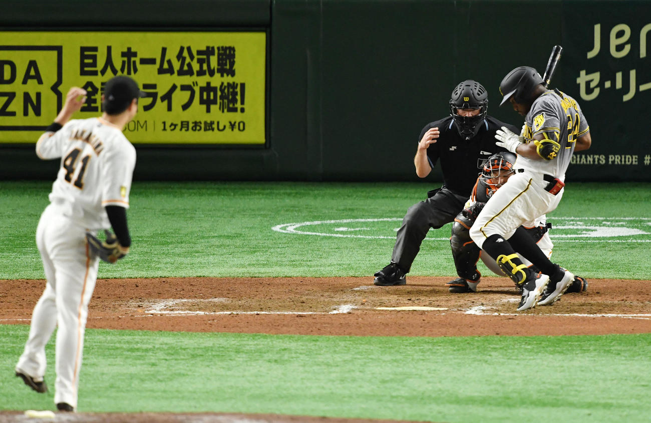 巨人対阪神　8回表阪神2死二塁、見逃し三振に倒れるロハス（撮影・横山健太）