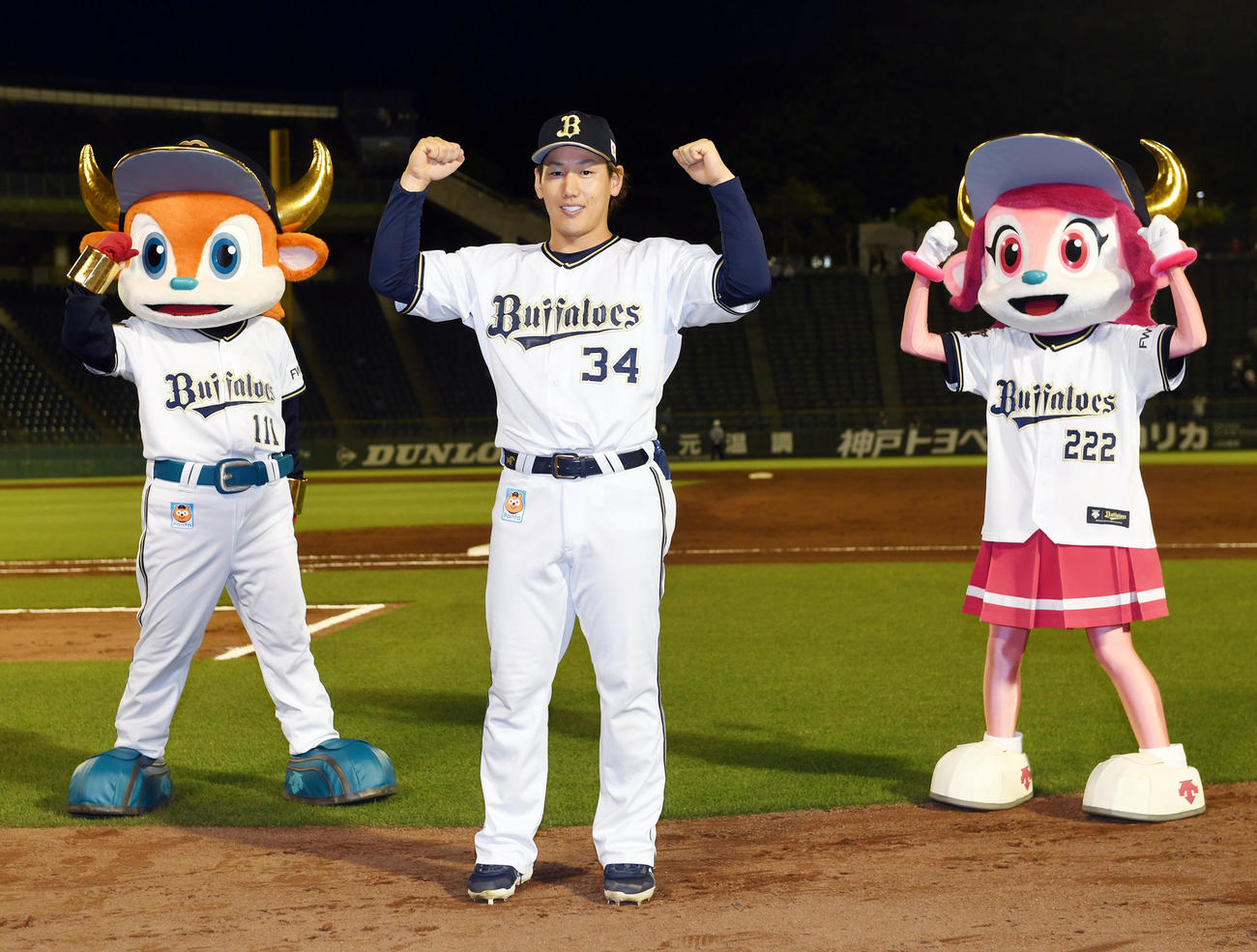 オリックス対楽天　マッチョポーズで笑顔を見せる吉田正（撮影・前岡正明）