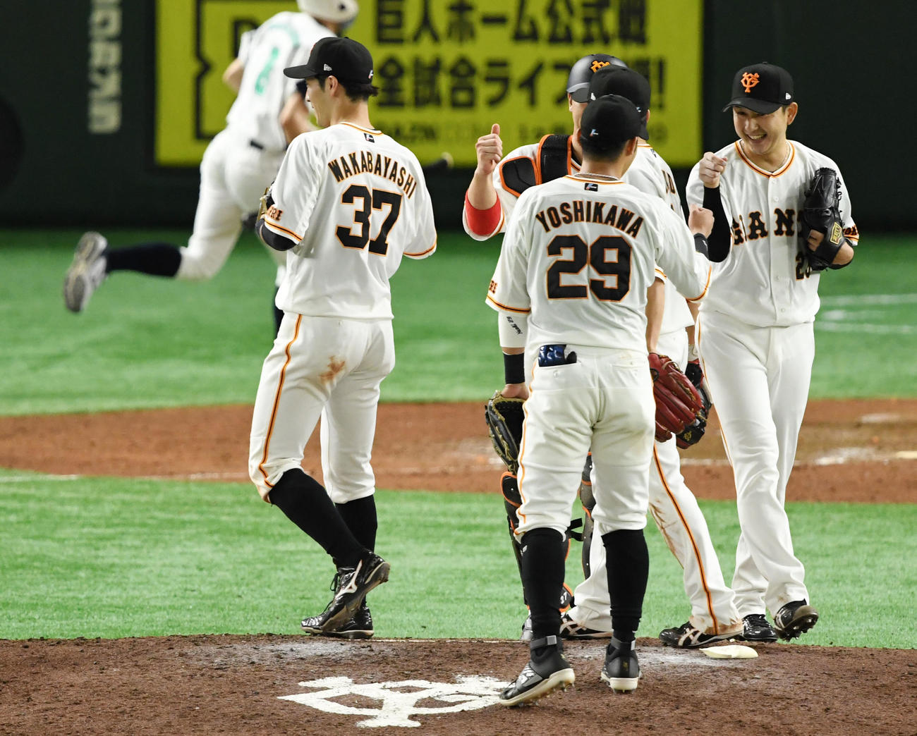 巨人対阪神　阪神に勝利し笑顔を見せる巨人野上（右）（撮影・横山健太）