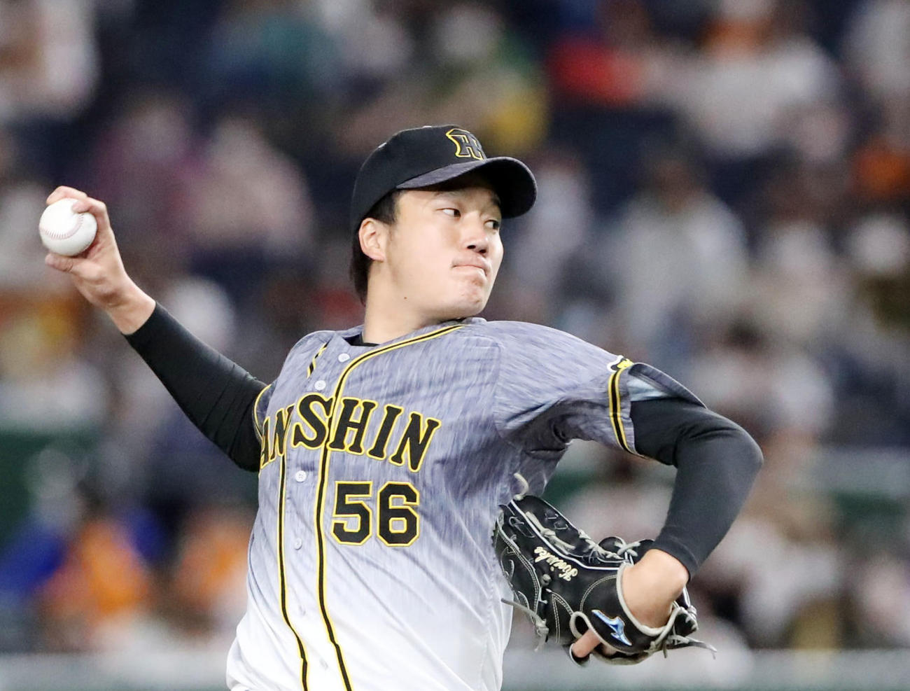 8回裏、阪神3番手で登板する小林（撮影・加藤哉）