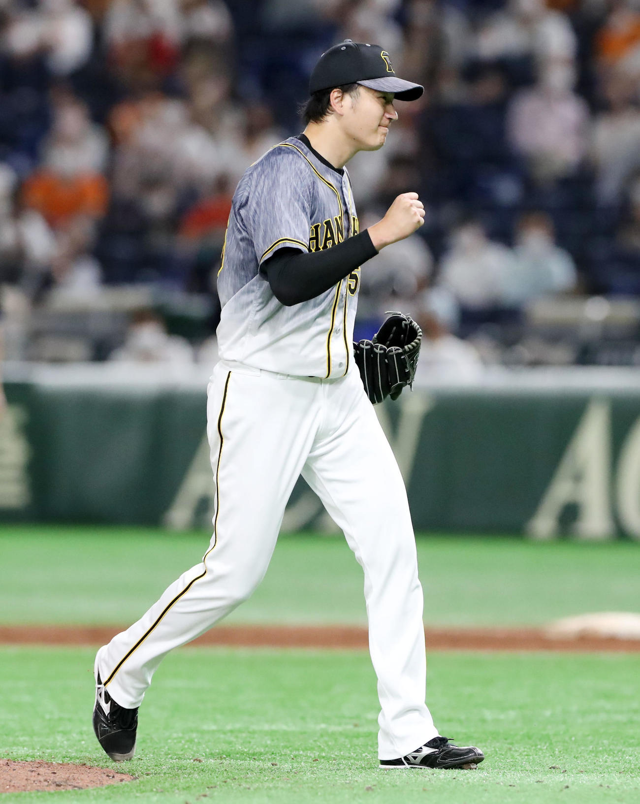 8回裏巨人2死一、三塁、小林は炭谷から三振を奪いガッツポーズを見せる（撮影・加藤哉）