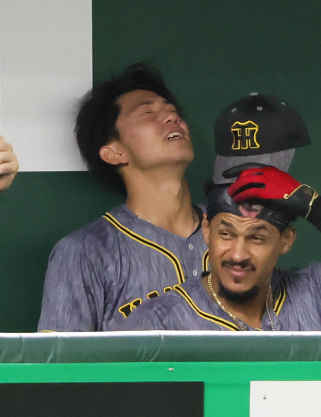 巨人対阪神　5回裏巨人に逆転を許しベンチで悔しそうな表情を見せる伊藤将（左）（撮影・足立雅史）