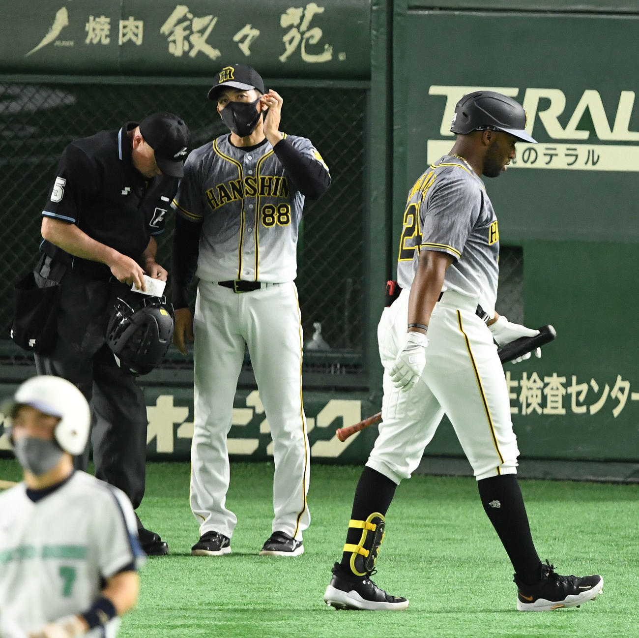 巨人対阪神　8回表阪神2死二塁、見逃し三振に倒れ肩を落としベンチへ引きあげるロハス（右）。右は選手交代を告げる矢野監督（撮影・横山健太）