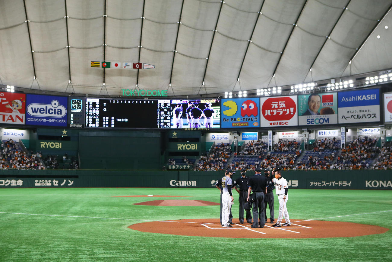 巨人対阪神　「伝統の一戦」2000試合目のメンバー表交換を行う阪神の矢野監督（左）と巨人原監督（撮影・足立雅史）