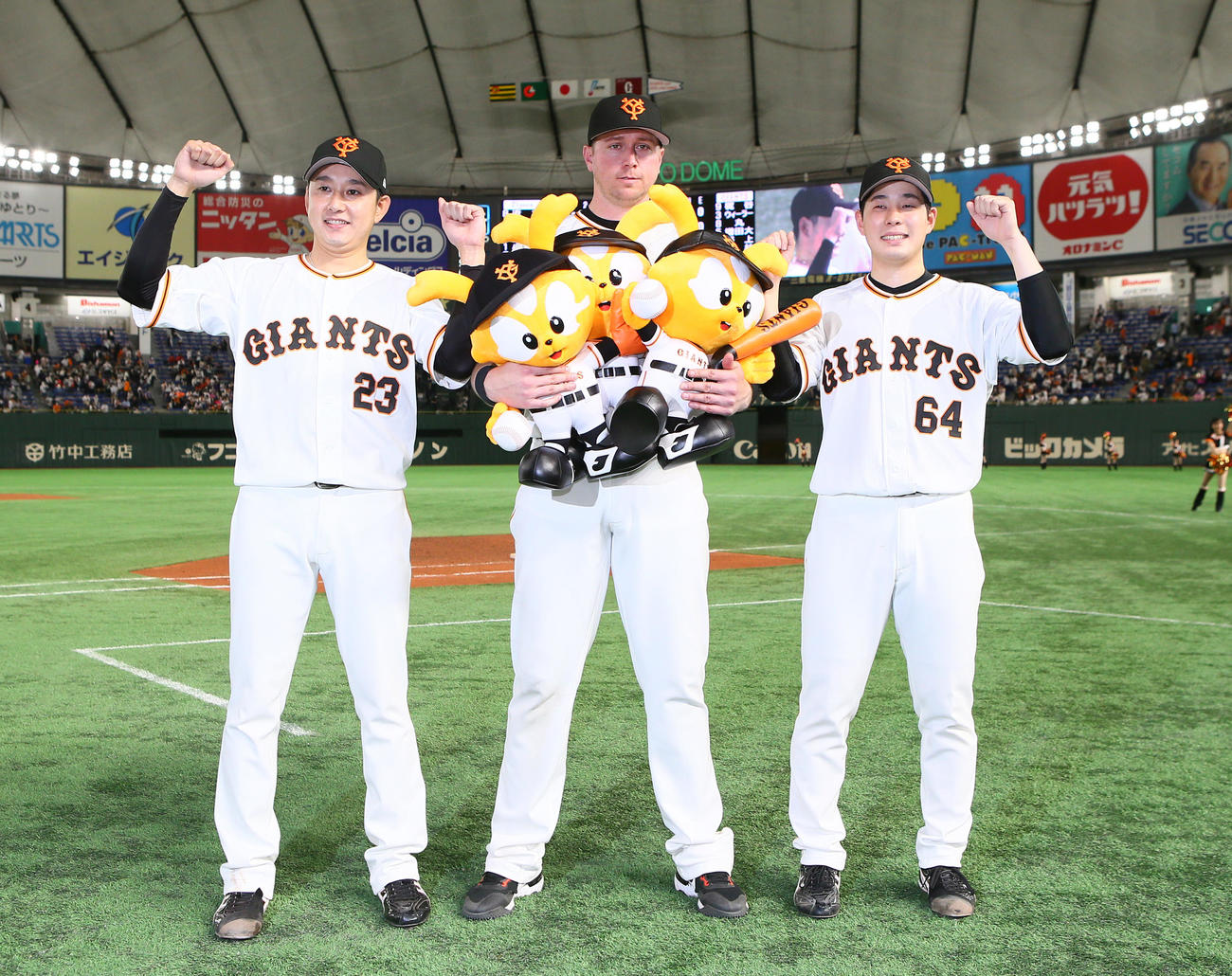 巨人対阪神　ヒーローインタビューを終え笑顔を見せる巨人の、左から野上、スモーク、大江（撮影・足立雅史）