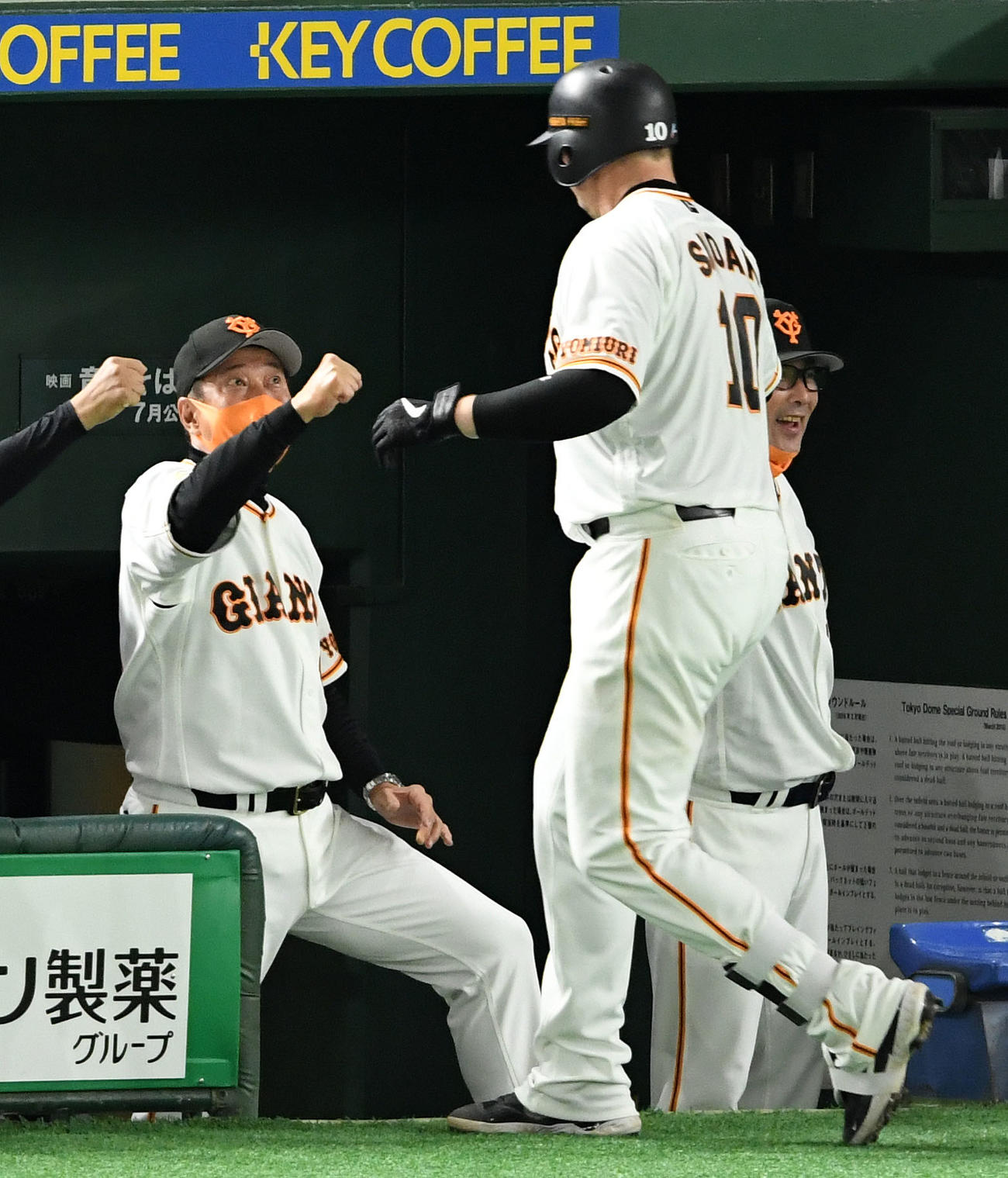 巨人対阪神　5回裏巨人2死一、三塁、左越え3点本塁打を放ったスモーク（右）をタッチで迎える原監督（撮影・横山健太）