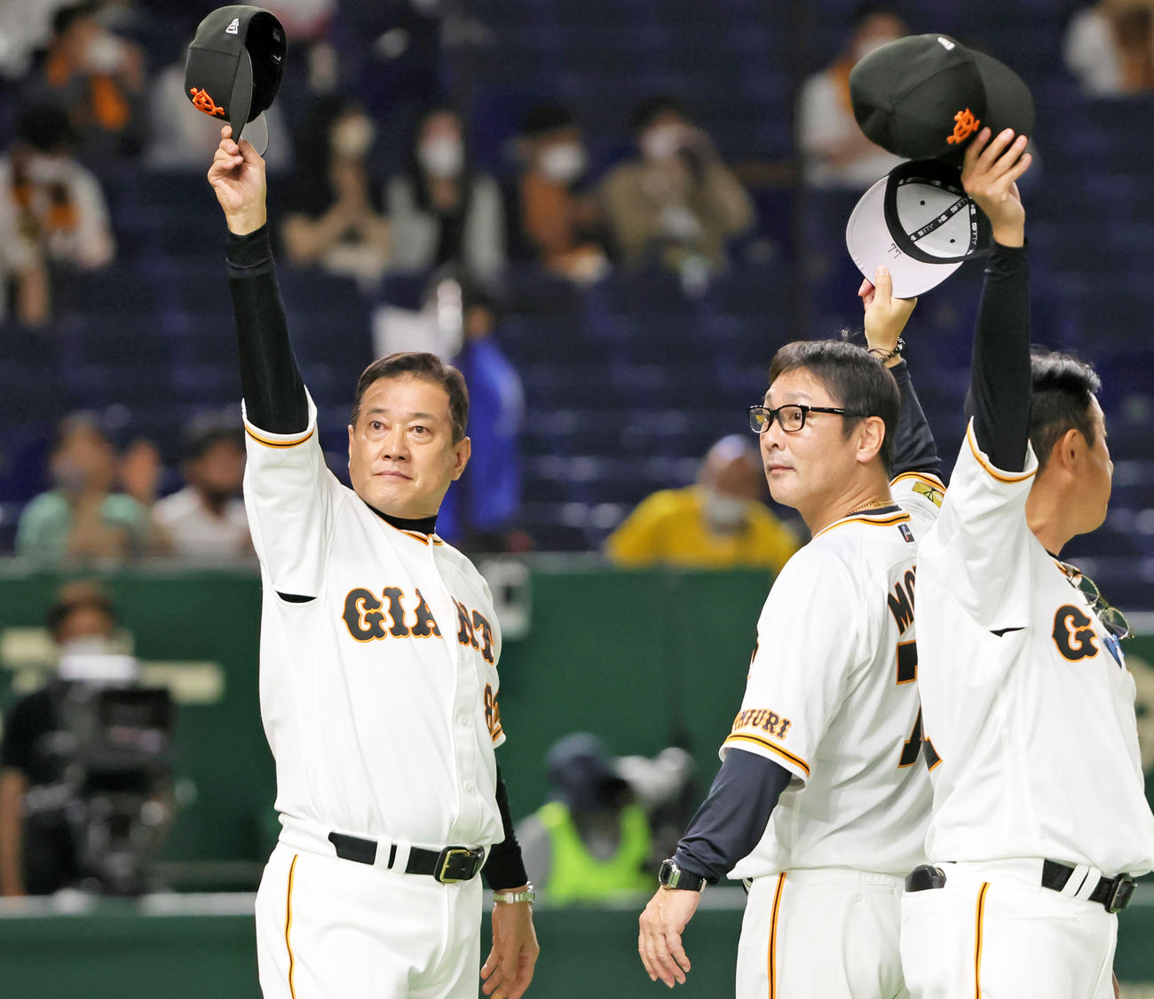 阪神戦に勝利しスタンドに手を振って応える巨人原辰徳監督（左）（撮影・足立雅史）