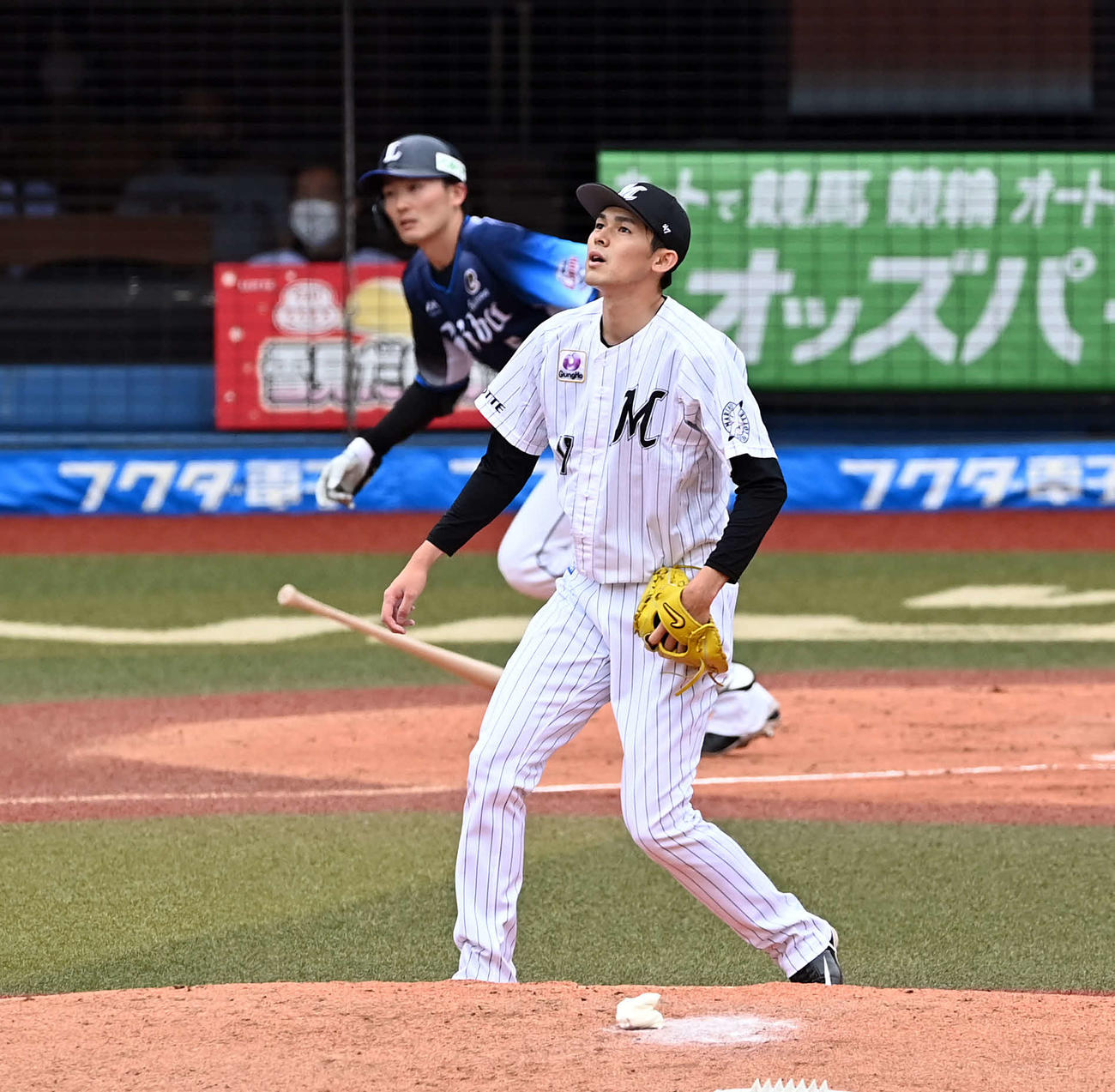 ロッテ対西武　3回表西武無死二塁、源田に適時三塁打を許す佐々木朗（撮影・たえ見朱実）
