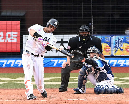 ロッテ対西武 5回裏ロッテ無死二塁、逆転の2点本塁打を放つレオネス・マーティン(撮影・たえ見朱実)