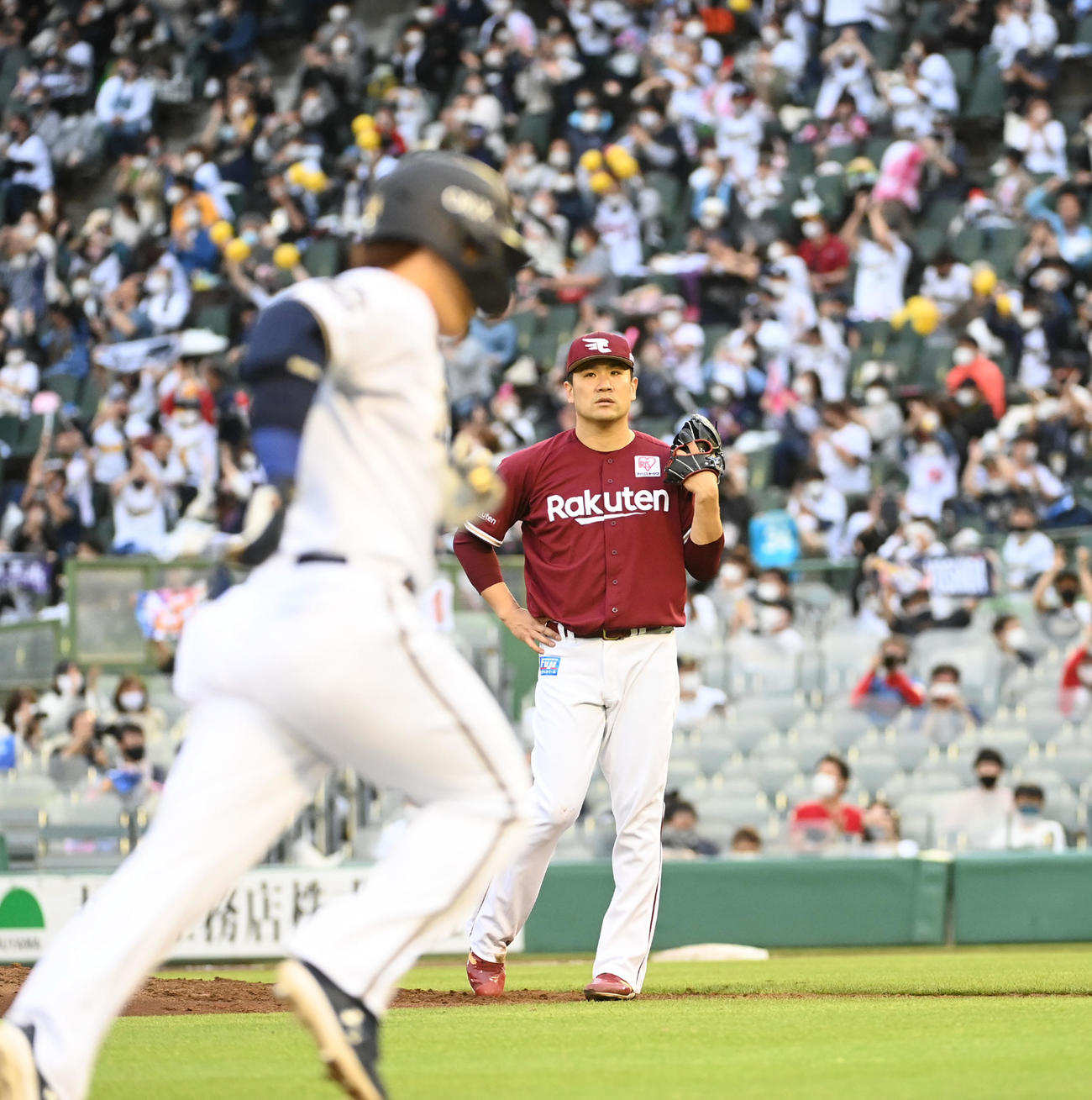 オリックス対楽天　6回裏オリックス1死一、二塁、吉田正（手前）に左越え3点本塁打を打たれ、厳しい表情を見せる田中将（撮影・前岡正明）
